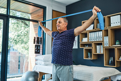 Homem idoso praticando pilates