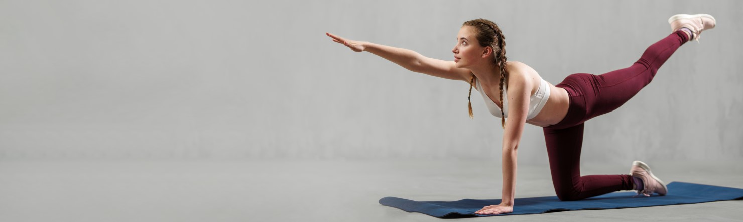 Mulher praticando yoga