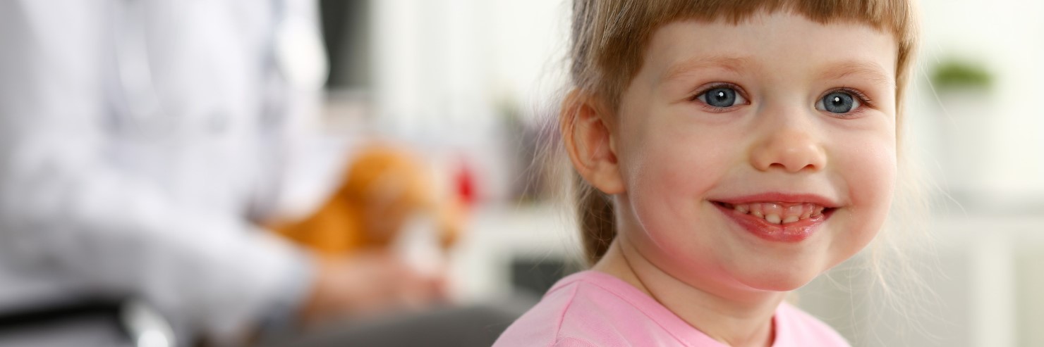 Criança sorridente em uma consulta ao pediatra