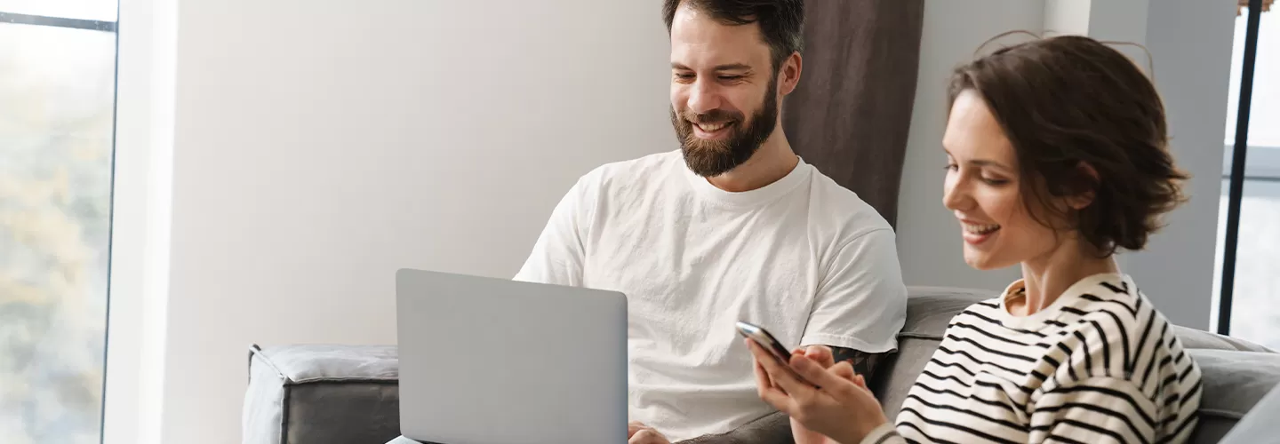 casal navegando na internet