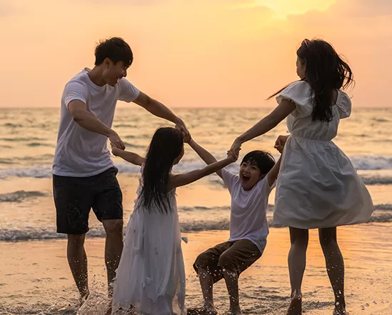 familia japonesa correndo na praia