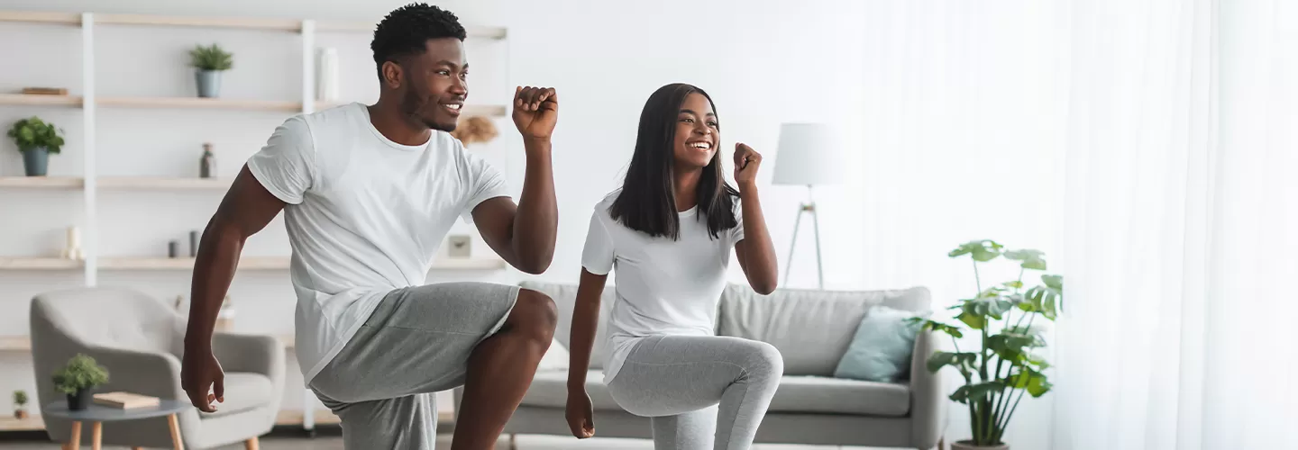 casal fazendo exercícios