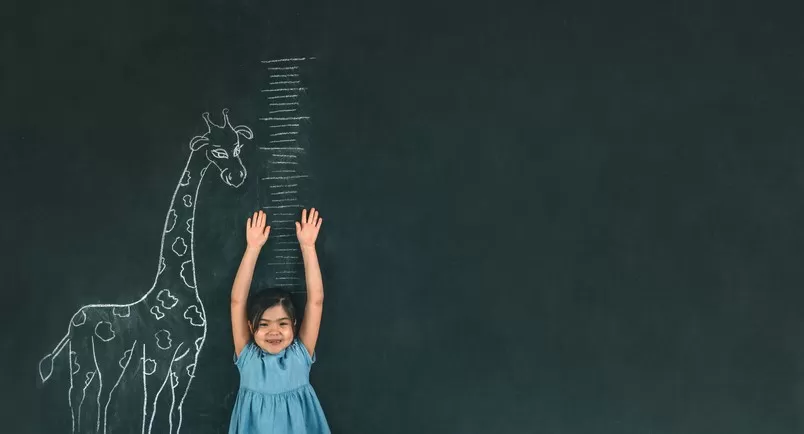 Criança e uma medida de crescimento infantil.