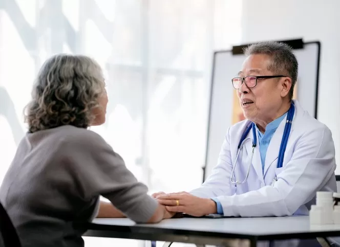 Médico falando sobre o diagnóstico de câncer